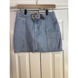 Le Lis Women's Size Medium Built-In Buckle Belt Blue Denim Mini Skirt‎